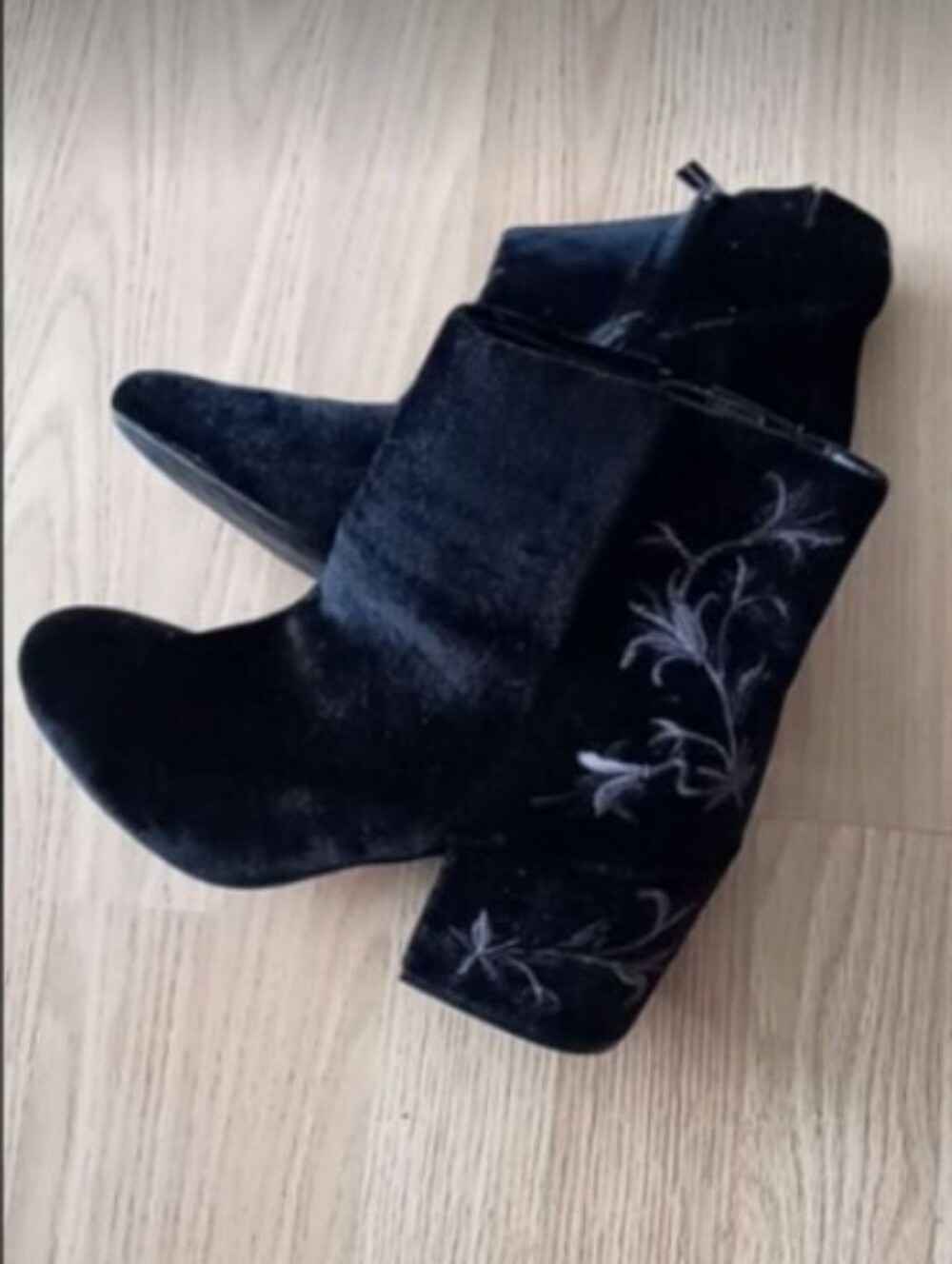 Kenneth Cole Renna Embroidered Black Velvet Boots Sz 8.5